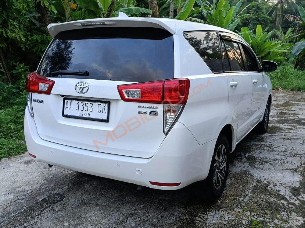 Mobil Toyota Kijang Innova 2023