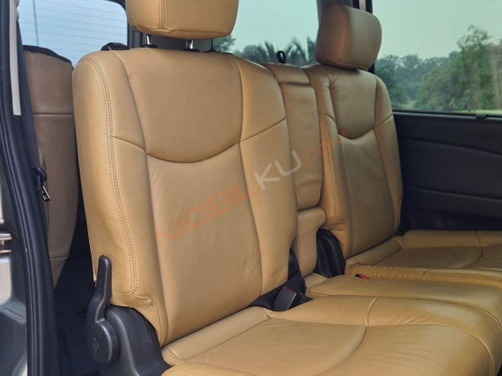 Mobil Nissan Serena 2013