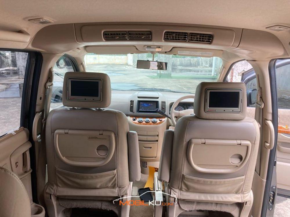 Mobil Nissan Serena 2012