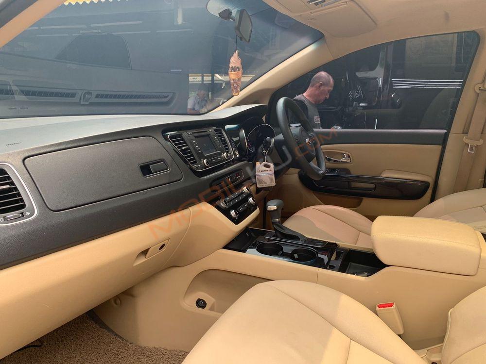 Mobil Kia Sedona 2017