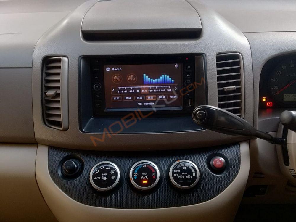 Mobil Nissan Serena 2012