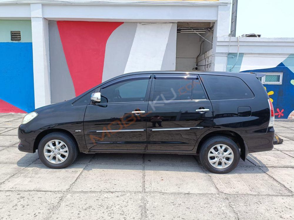 Mobil Toyota Kijang Innova 2010