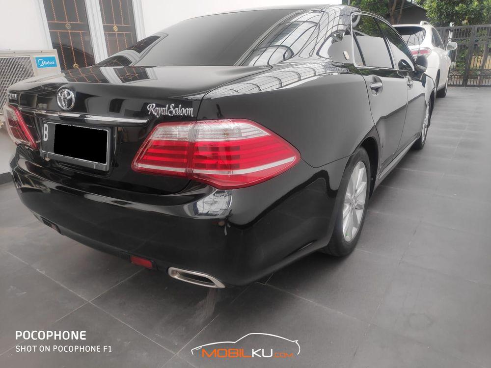 Mobil Toyota Crown 2010