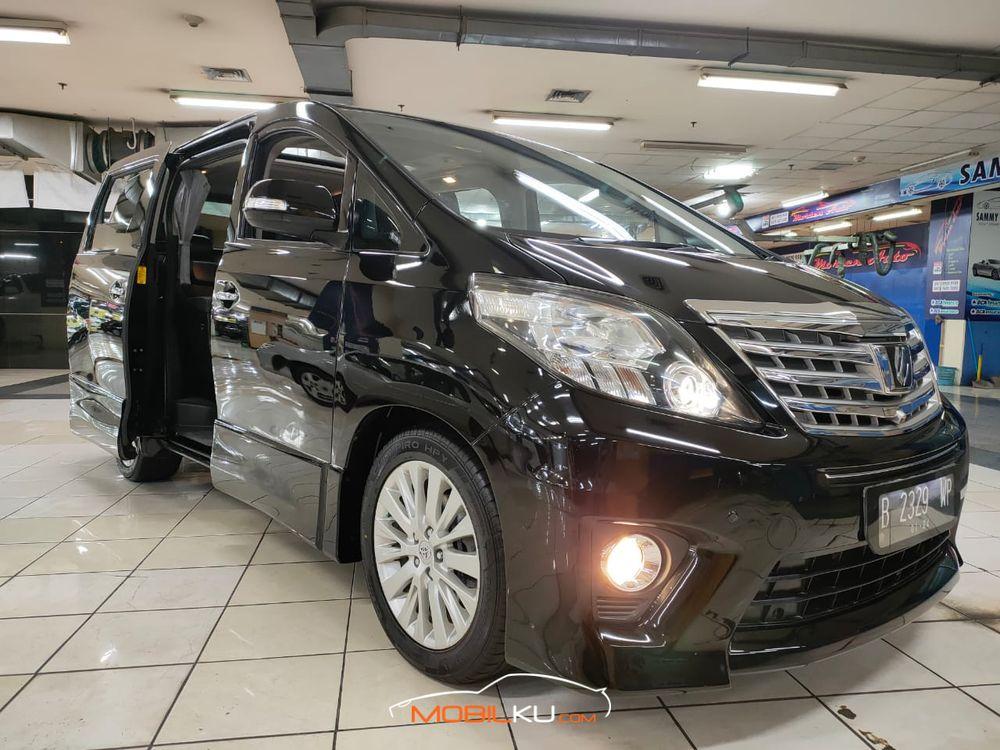 Mobil Toyota Alphard 2013