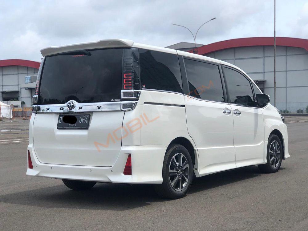 Mobil Toyota Voxy 2018