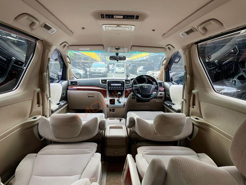 Mobil Toyota Alphard 2009