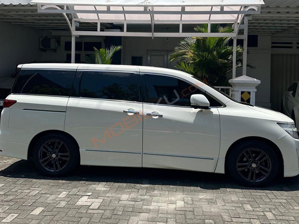 Mobil Nissan Elgrand 2013