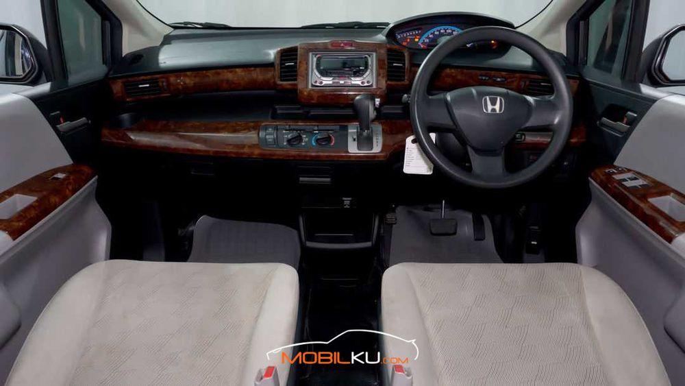 Mobil Honda Freed 2010