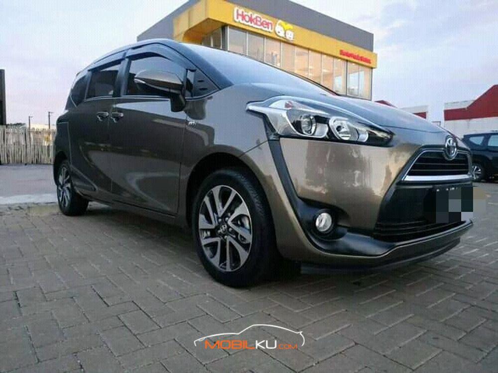 Mobil Toyota Sienta 2017
