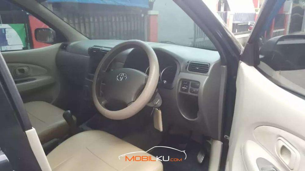 Mobil Toyota Avanza 2010