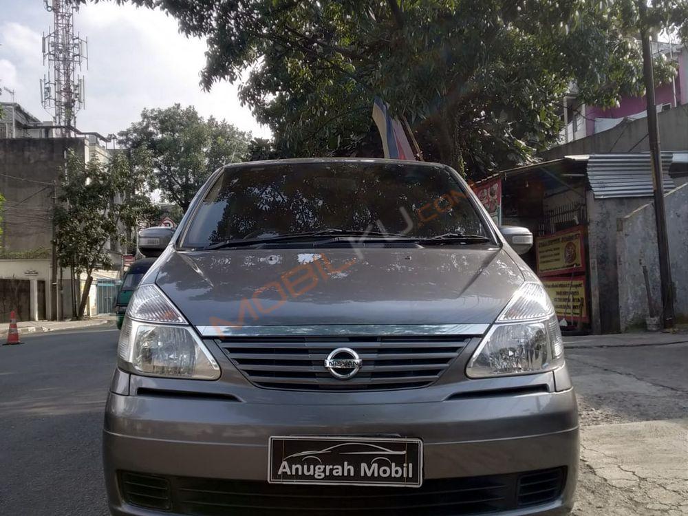 Mobil Nissan Serena 2012