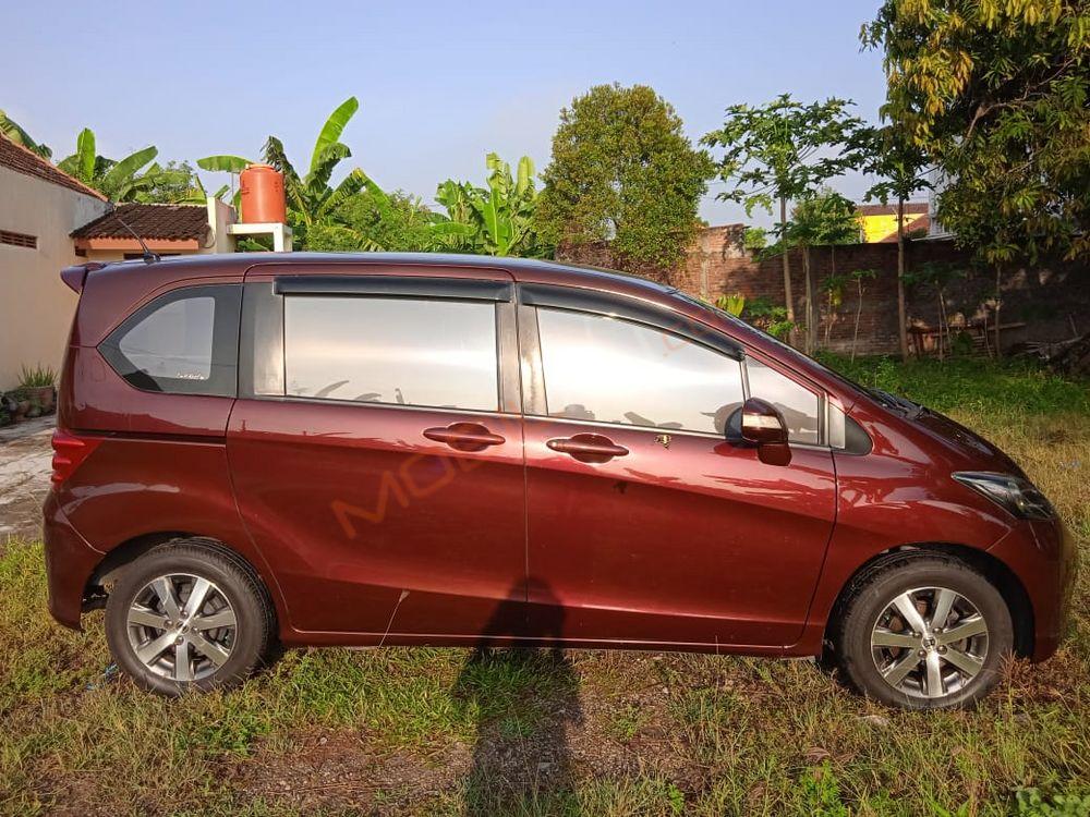 Mobil Honda Freed 2011