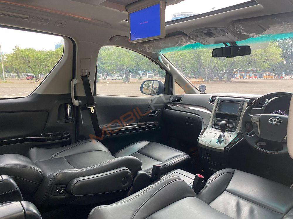 Mobil Toyota Vellfire 2014