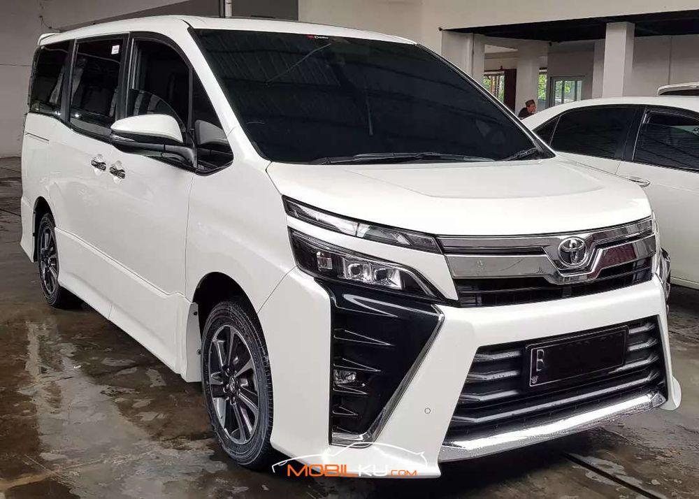 Mobil Toyota Voxy 2018