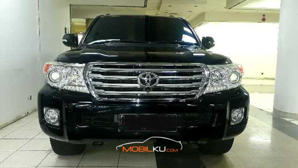 Mobil Toyota Land Cruiser 2013