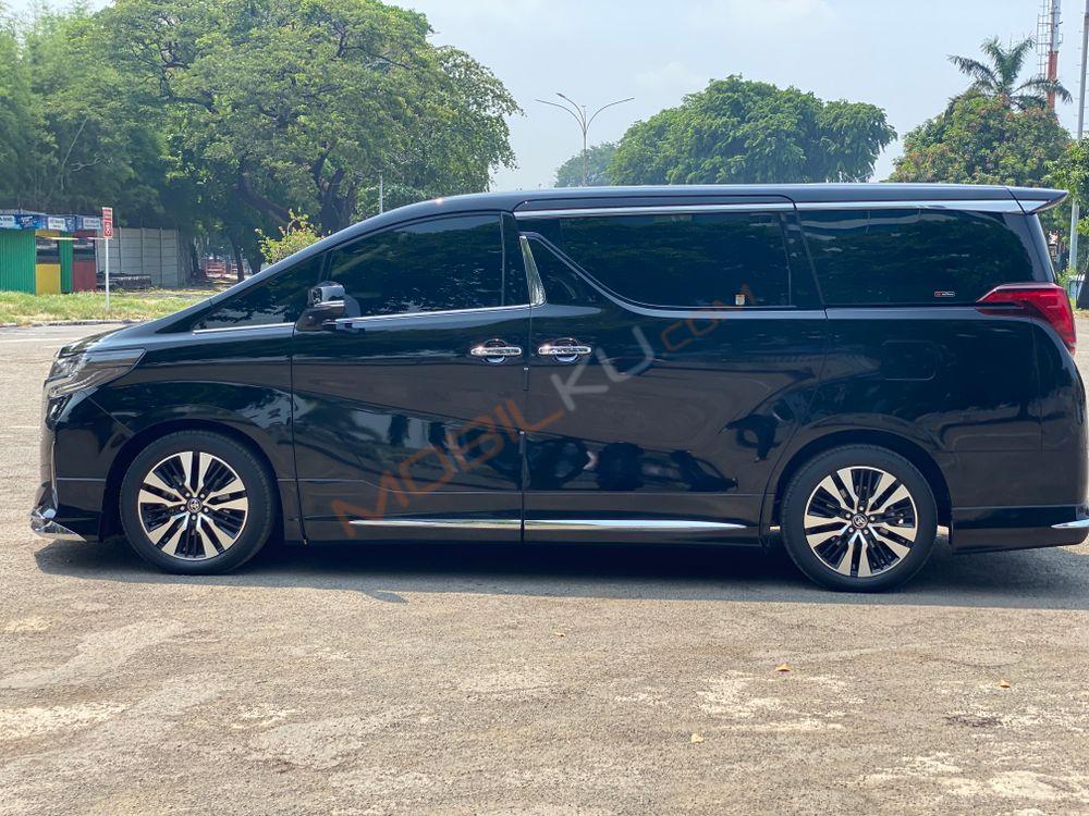 Mobil Toyota Alphard 2023