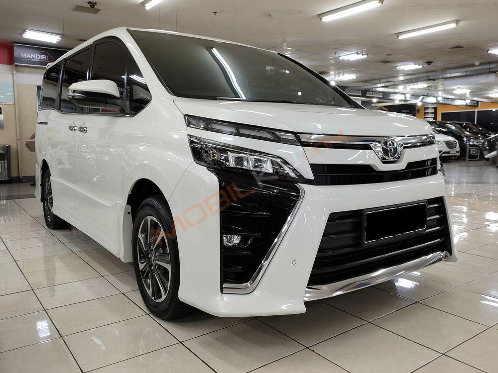 Mobil Toyota Voxy 2018