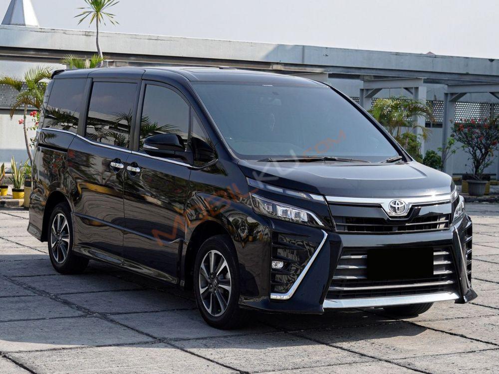 Mobil Toyota Voxy 2018