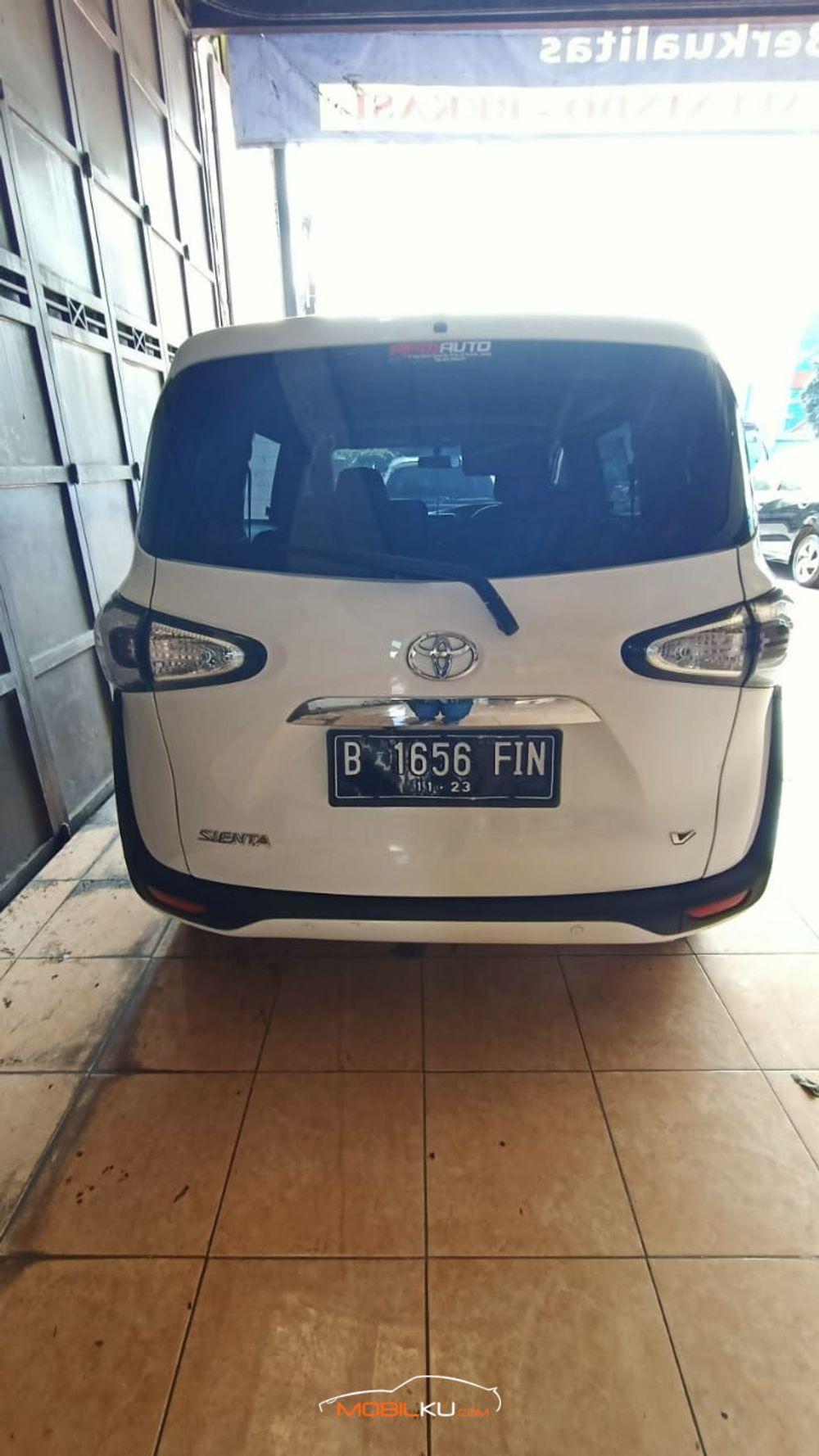 Mobil Toyota Sienta 2018