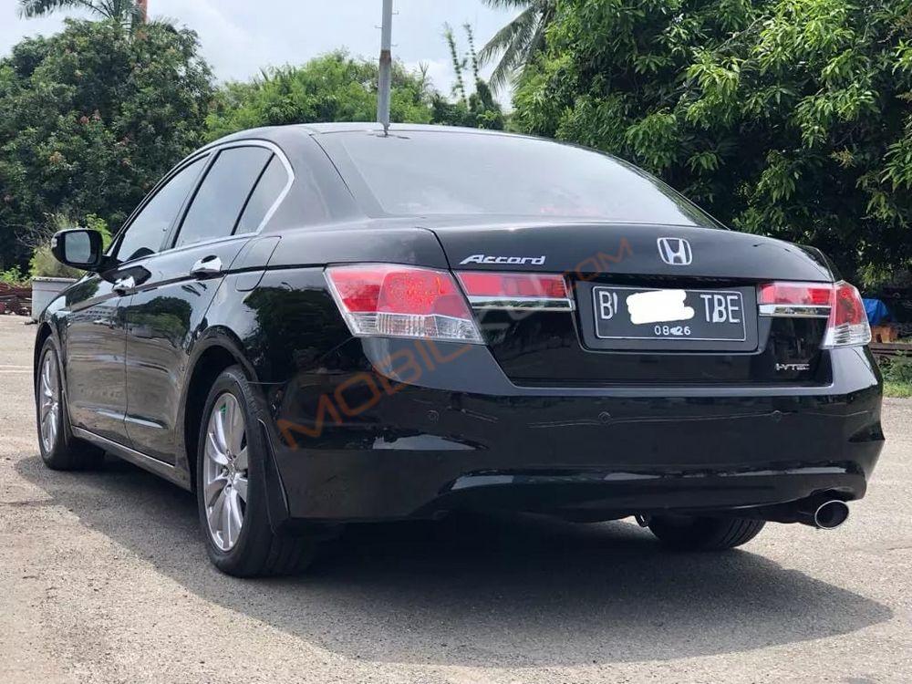 Mobil Honda Accord 2011