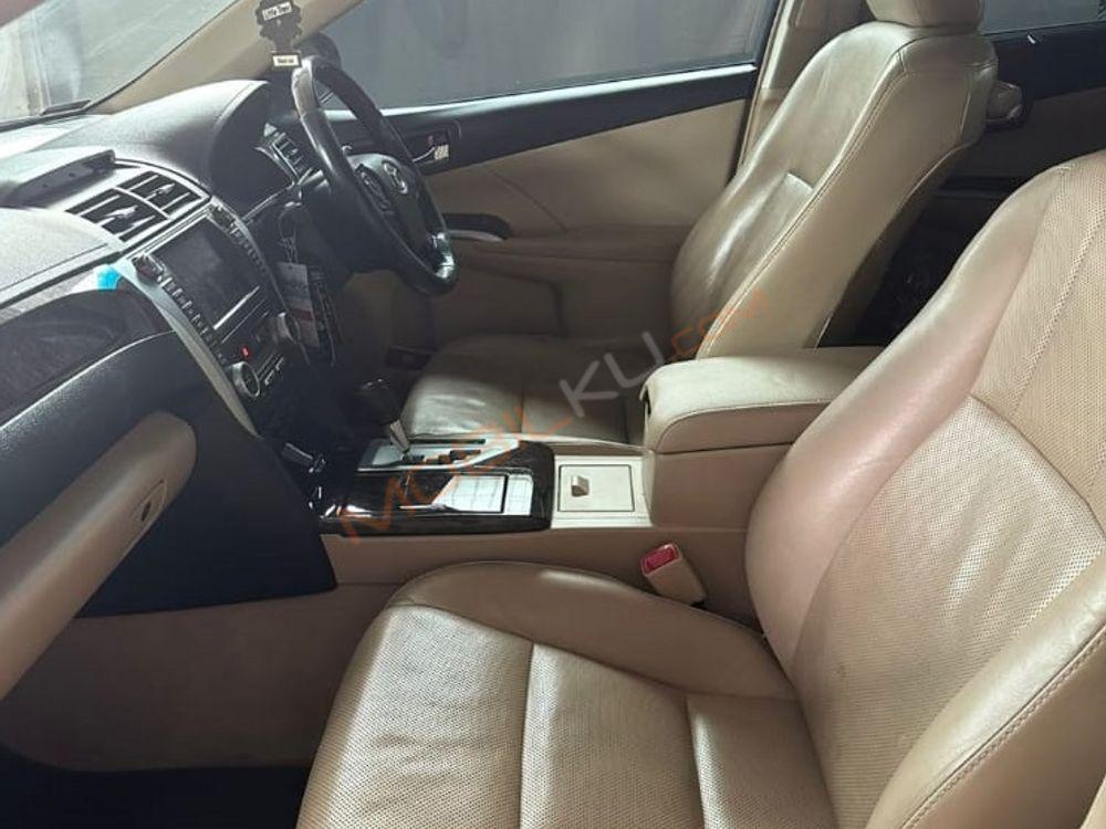 Mobil Toyota Camry 2014