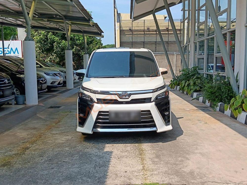 Mobil Toyota Voxy 2021