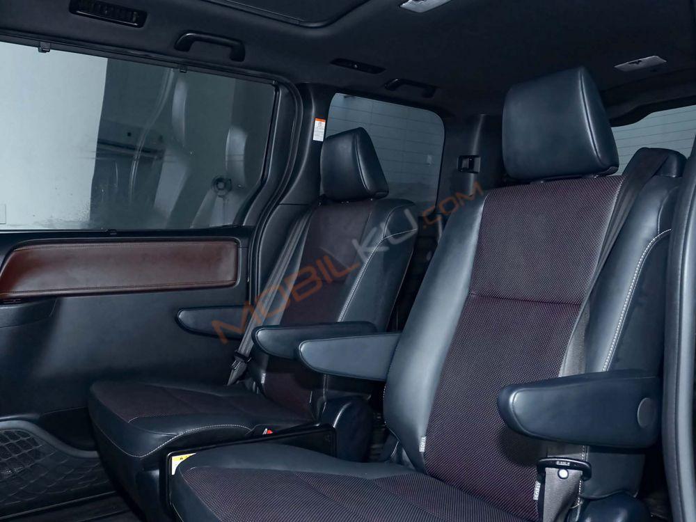 Mobil Toyota Voxy 2018