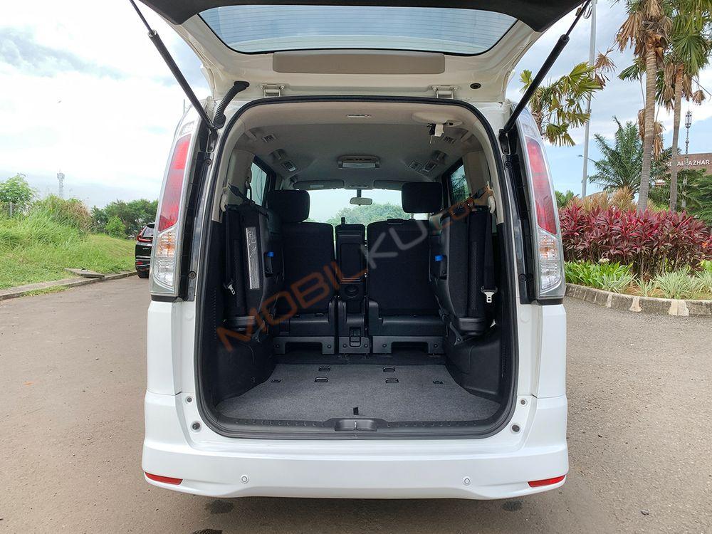 Mobil Nissan Serena 2014