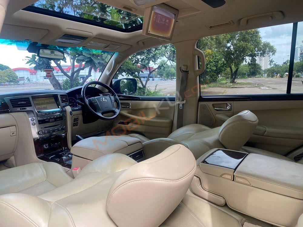 Mobil Lexus LX 2010