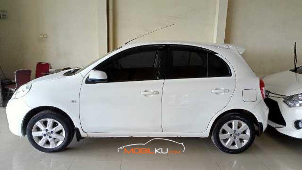 Mobil Nissan March 2012