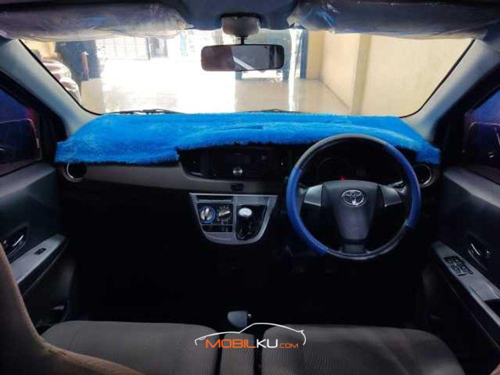 Mobil Toyota Calya 2017