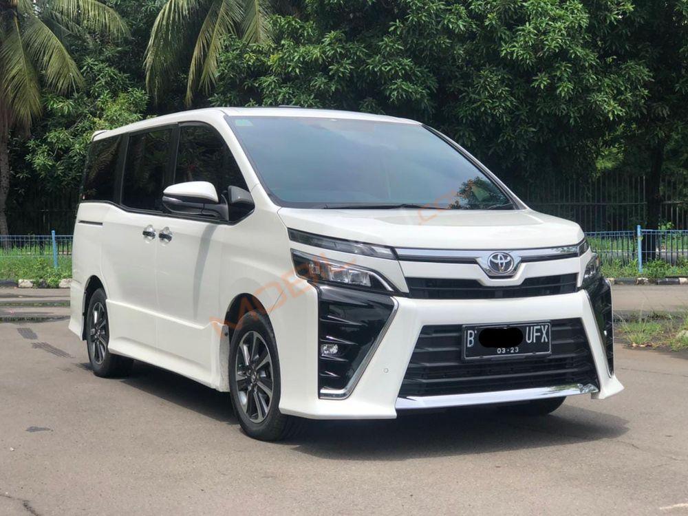 Mobil Toyota Voxy 2018