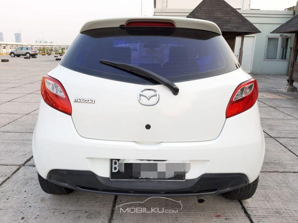 Mobil Mazda 2 Hatchback 2011