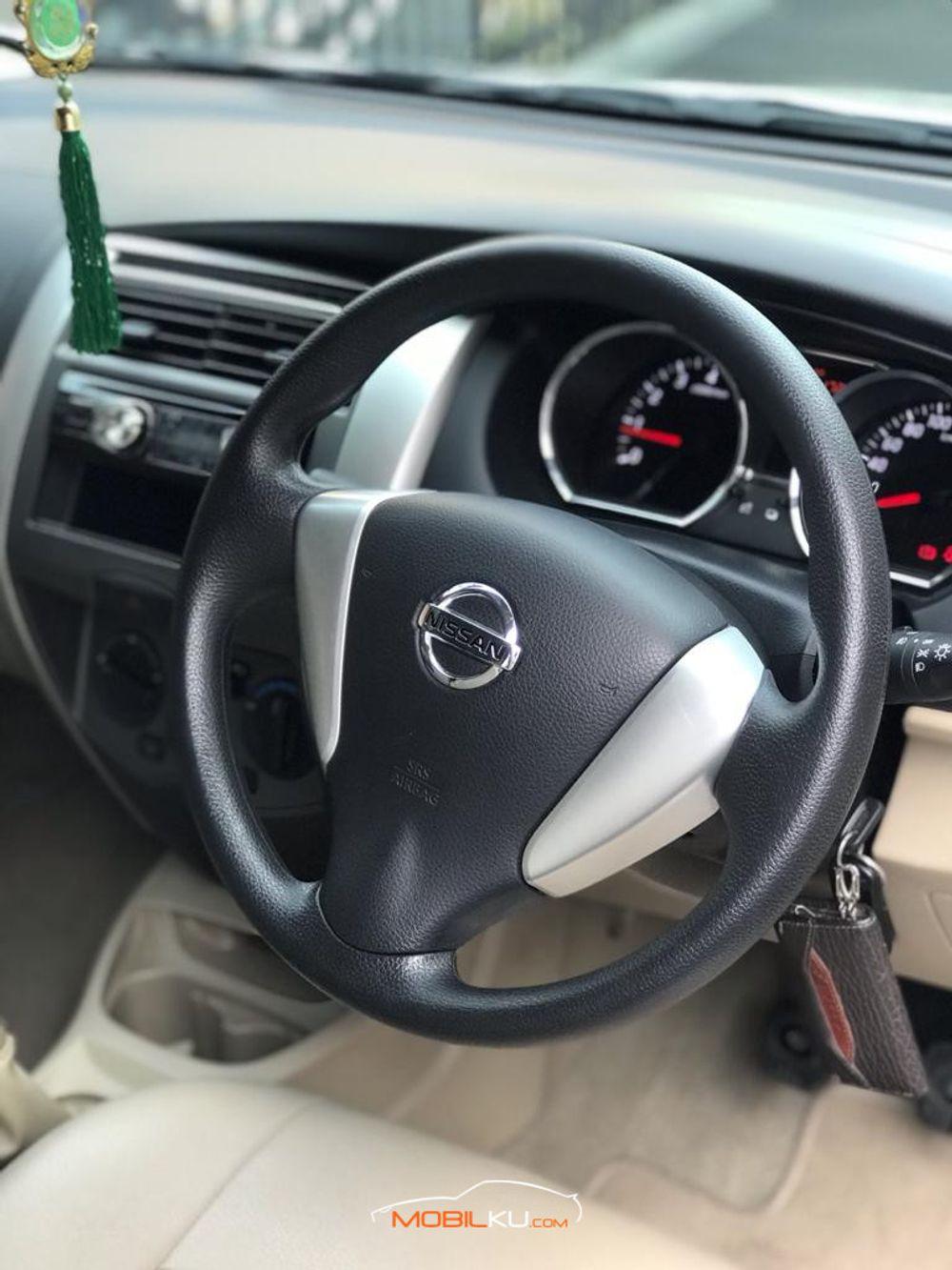 Mobil Nissan Grand Livina 2014