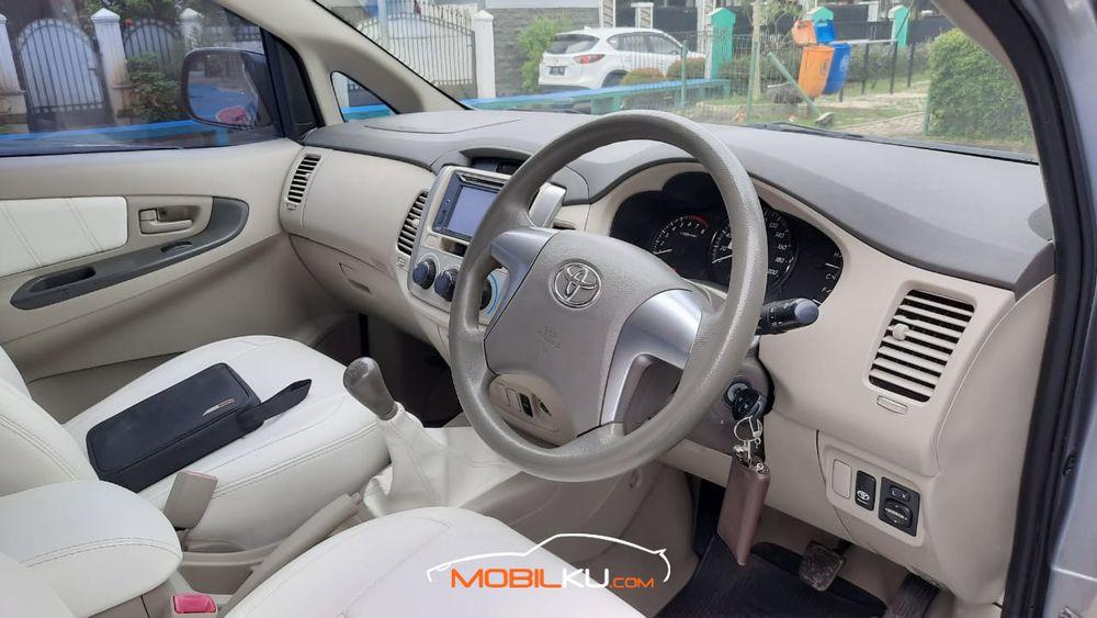 Mobil Toyota Kijang Innova 2015