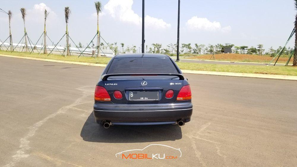 Mobil Lexus GS 2000