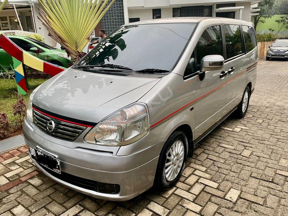 Mobil Nissan Serena 2012