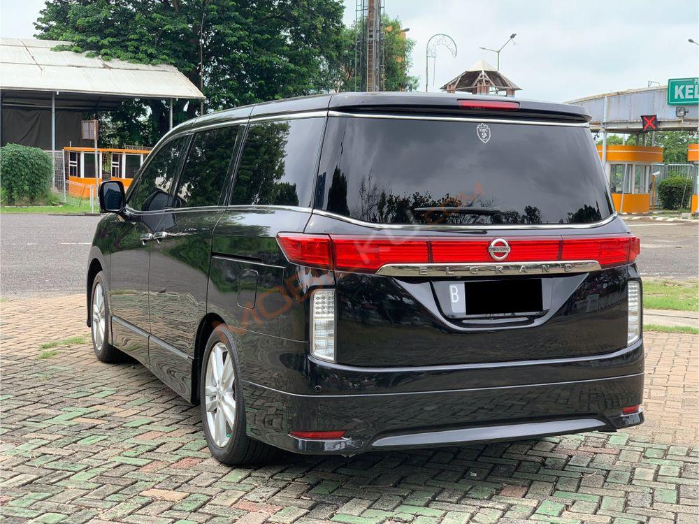 Mobil Nissan Elgrand 2011