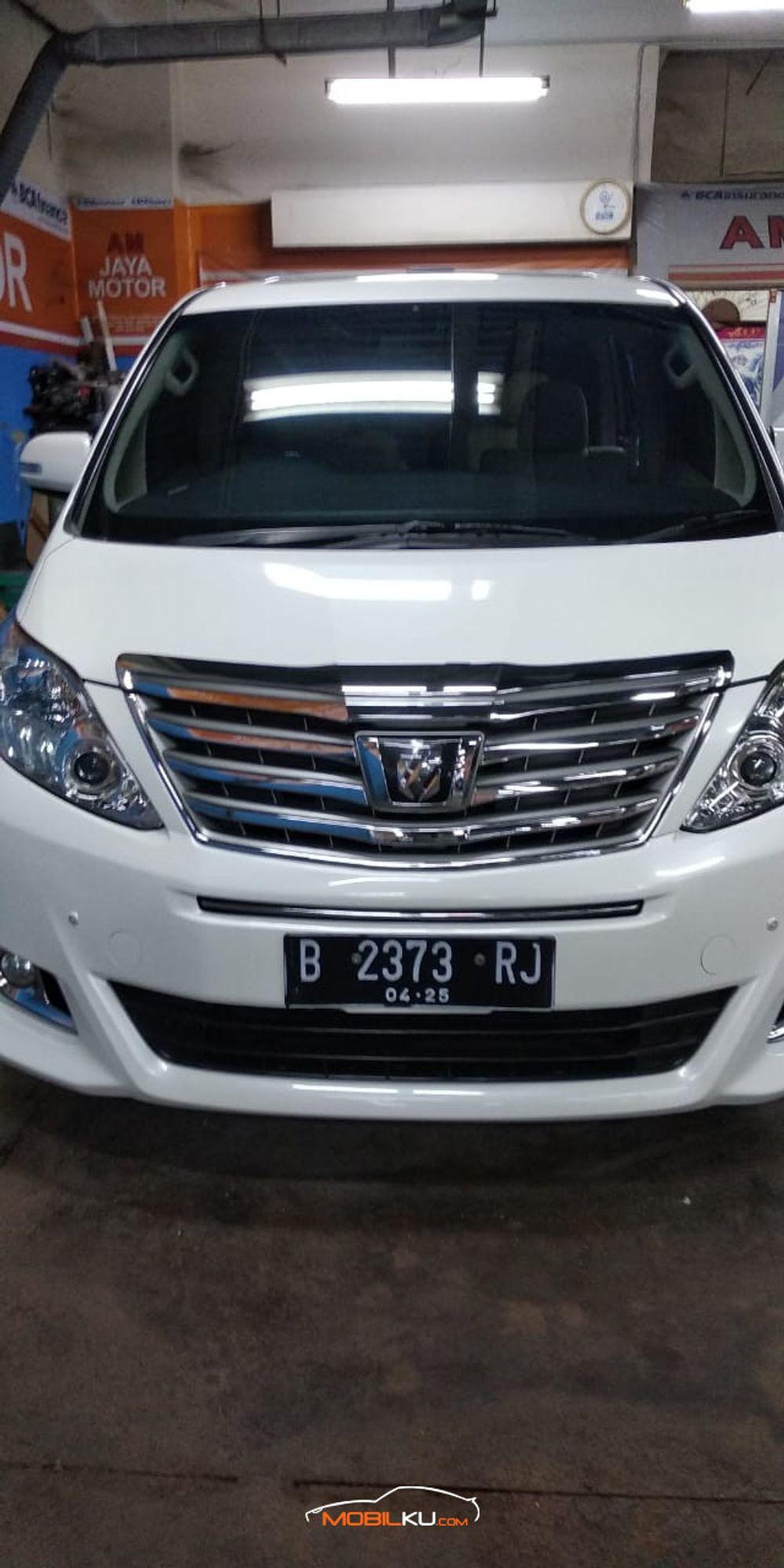 Mobil Toyota Alphard 2014
