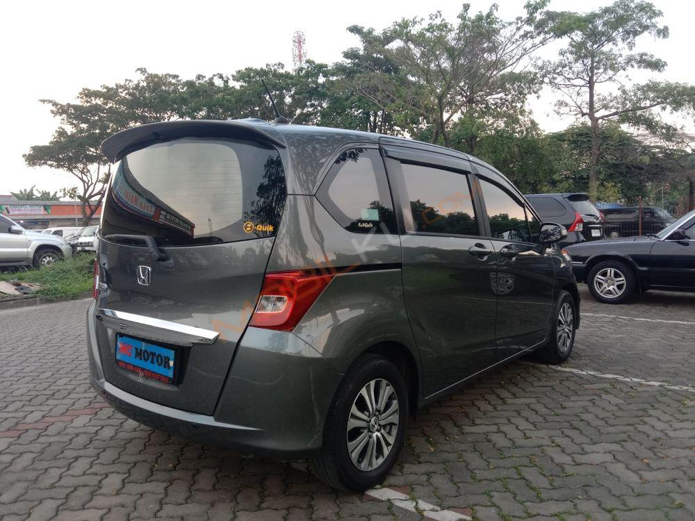 Mobil Honda Freed 2013