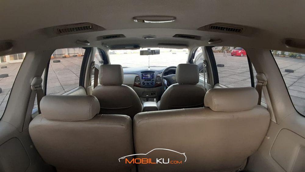 Mobil Toyota Kijang Innova 2010