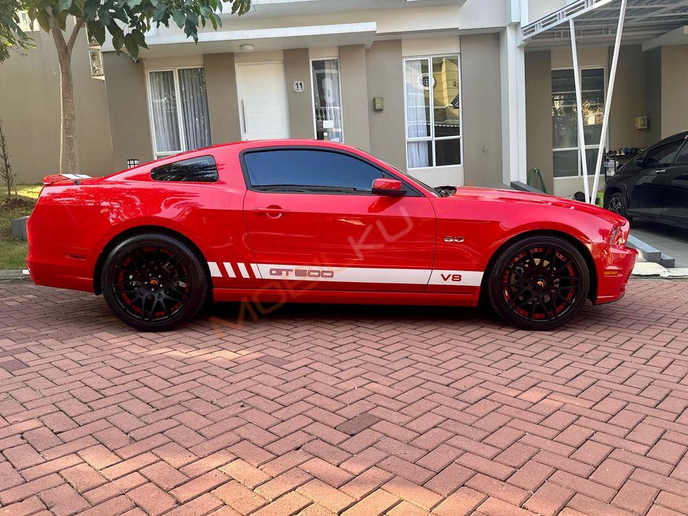 Mobil Ford Mustang 2013