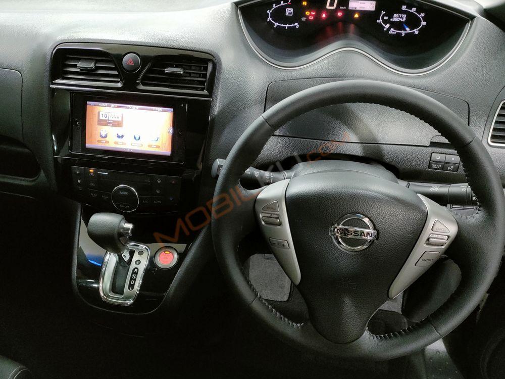 Mobil Nissan Serena 2016