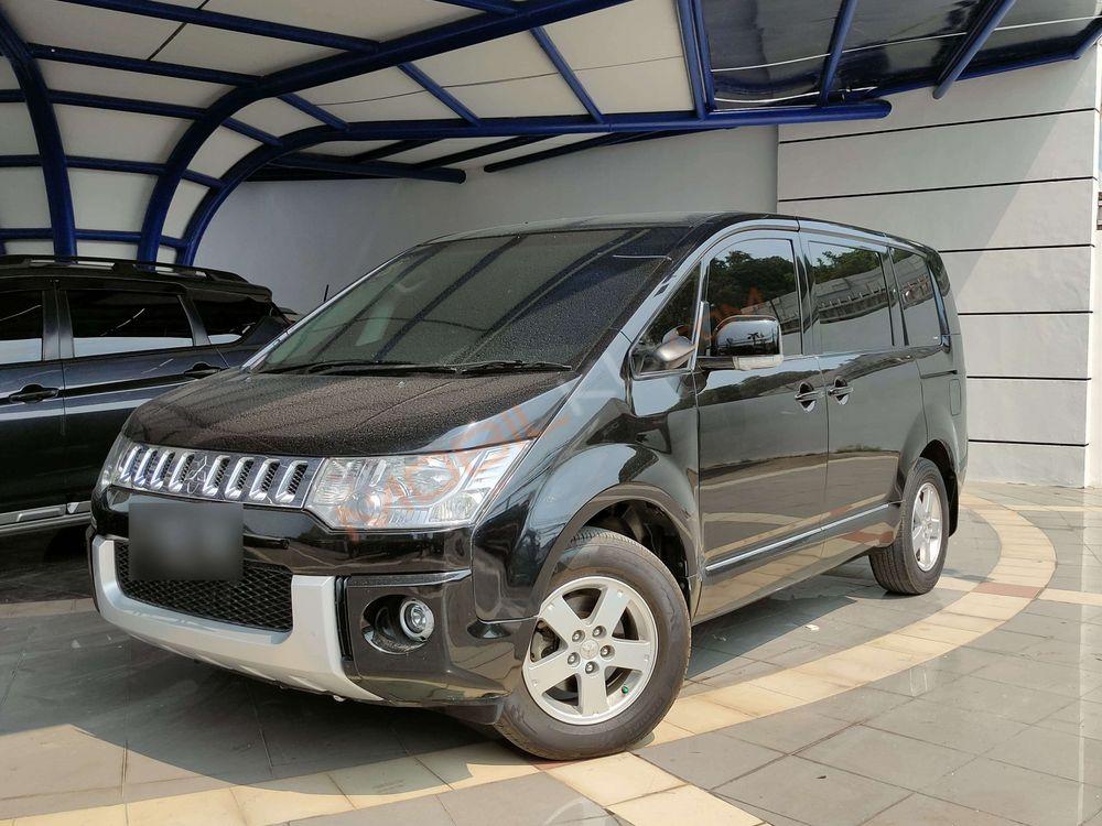 Mobil Mitsubishi Delica 2015