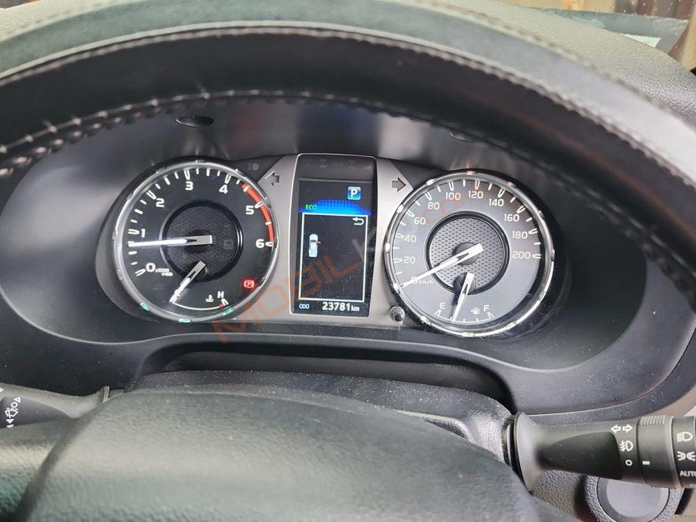 Mobil Toyota Hilux 2021