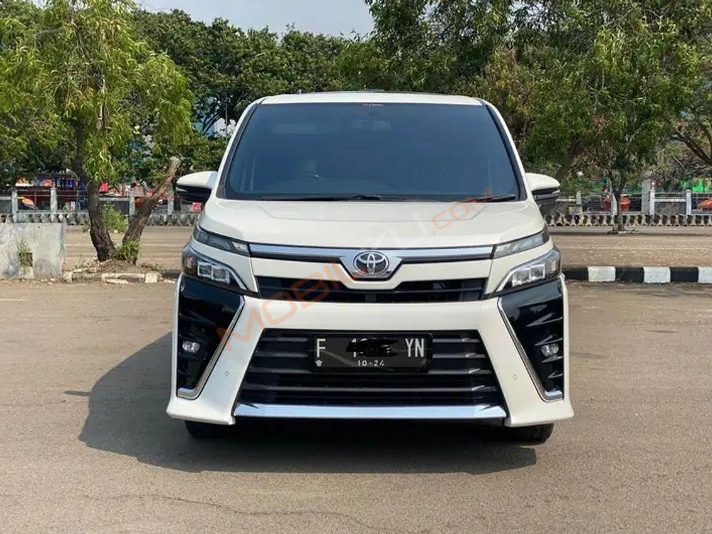 Mobil Toyota Voxy 2019