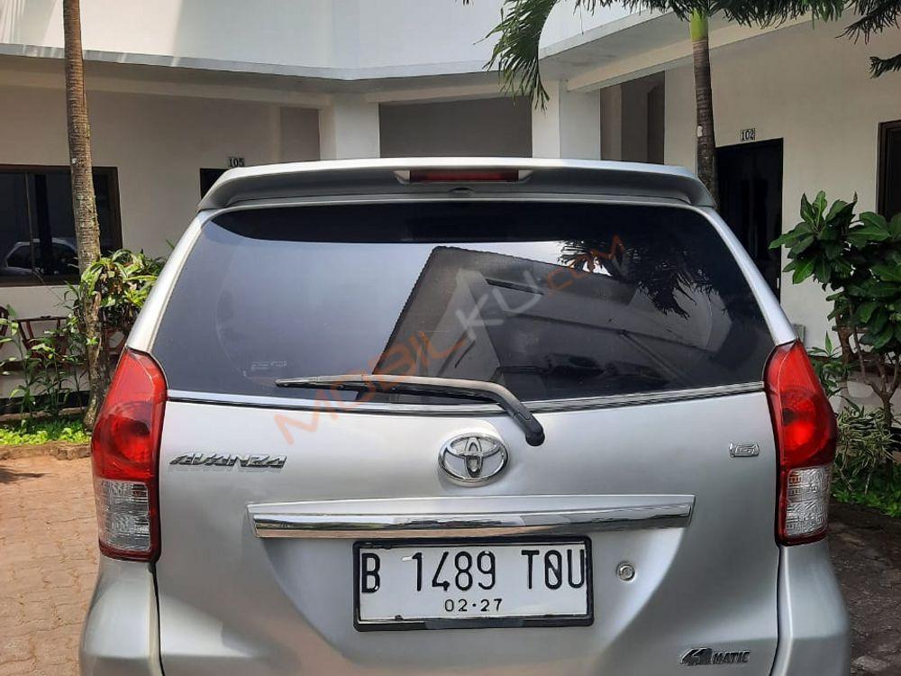 Mobil Toyota Avanza 2012