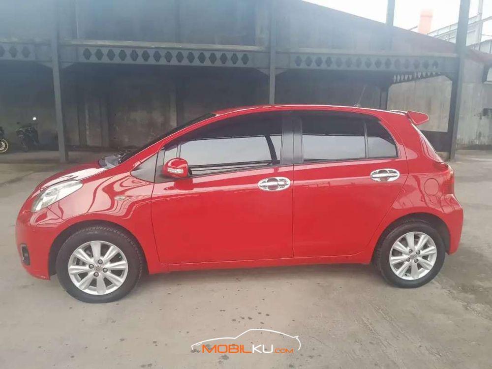 Mobil Toyota Yaris 2013