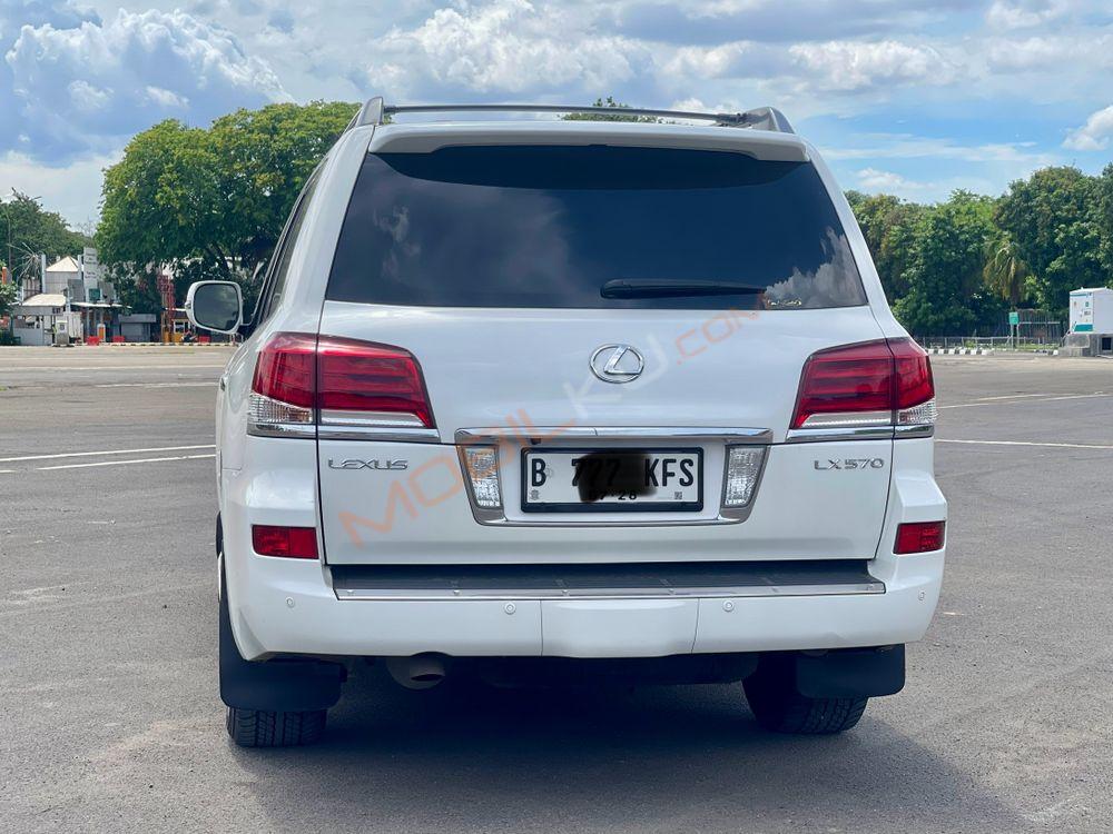 Mobil Lexus LX 2013