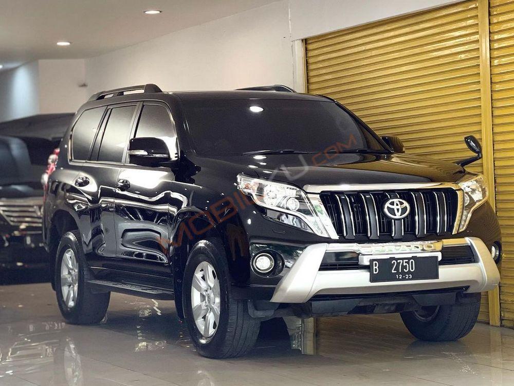 Mobil Toyota Land Cruiser 2014